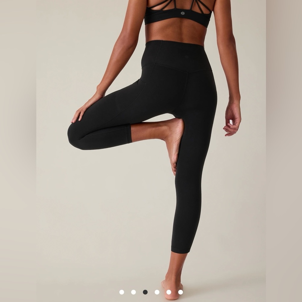 🖤 EUC Athleta Salutation Stash Capri Leggings 26" Size XXS w/ Pockets in Black
